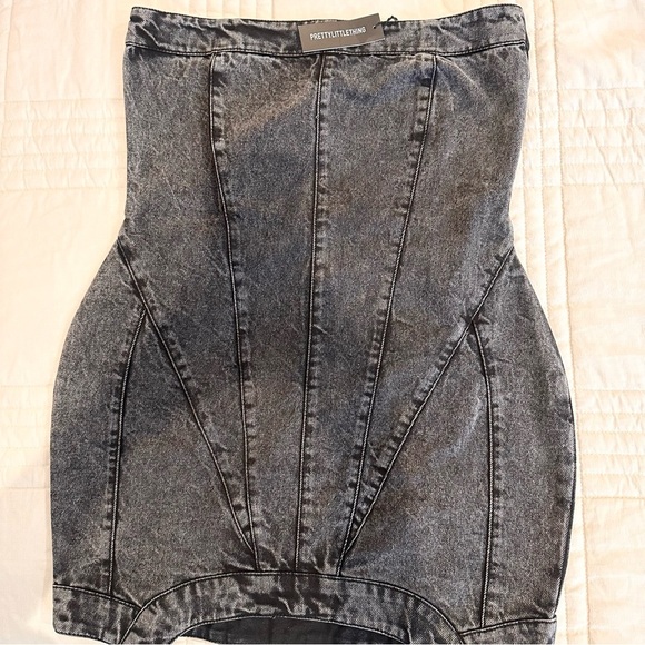 PrettyLittleThing Asymmetrical Denim Washed Black Mini Dress NWT US 6 - Picture 4 of 7